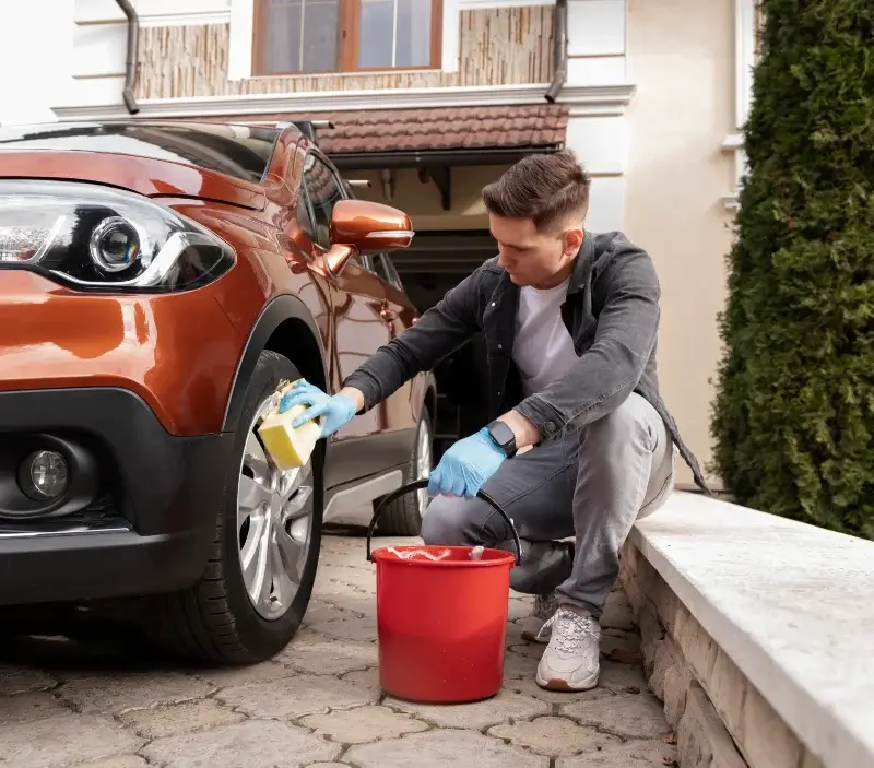 Lavage auto à domicile Petit-Croix : professionnel intervenant sur un véhicule